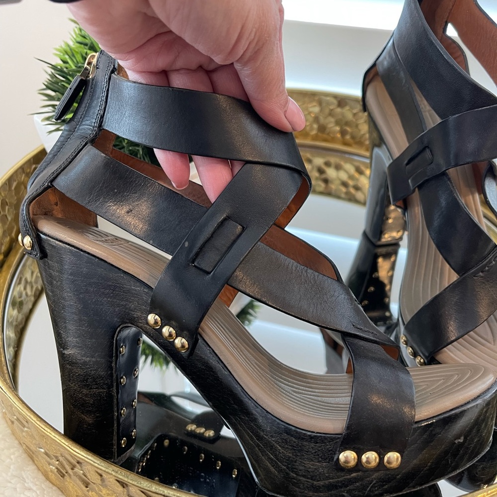 Pre-Owned Givenchy black gold studded platform heel with zipper back! Size 38
